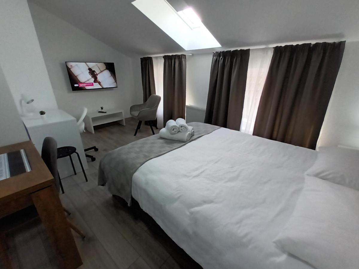 Old Town Studio Apartments บายามาเร ภายนอก รูปภาพ