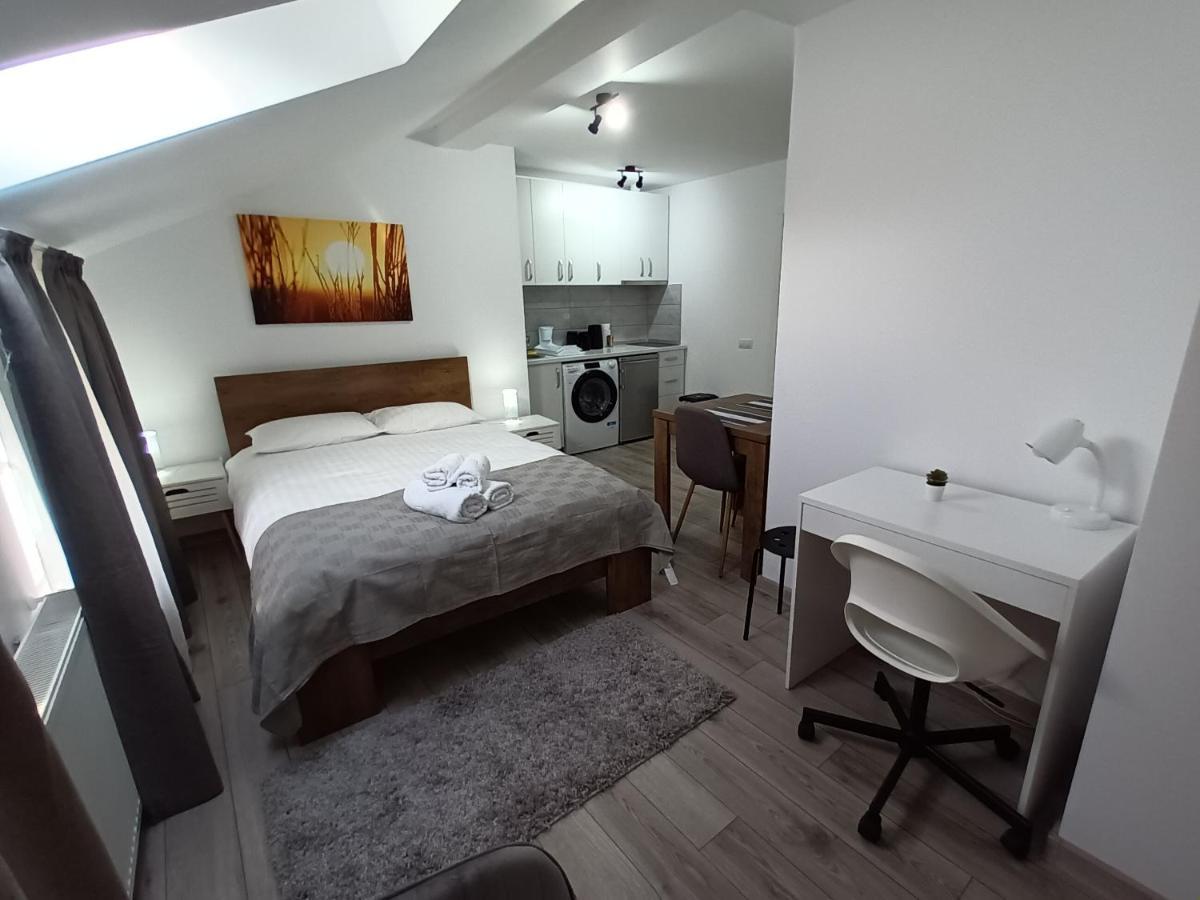 Old Town Studio Apartments บายามาเร ภายนอก รูปภาพ