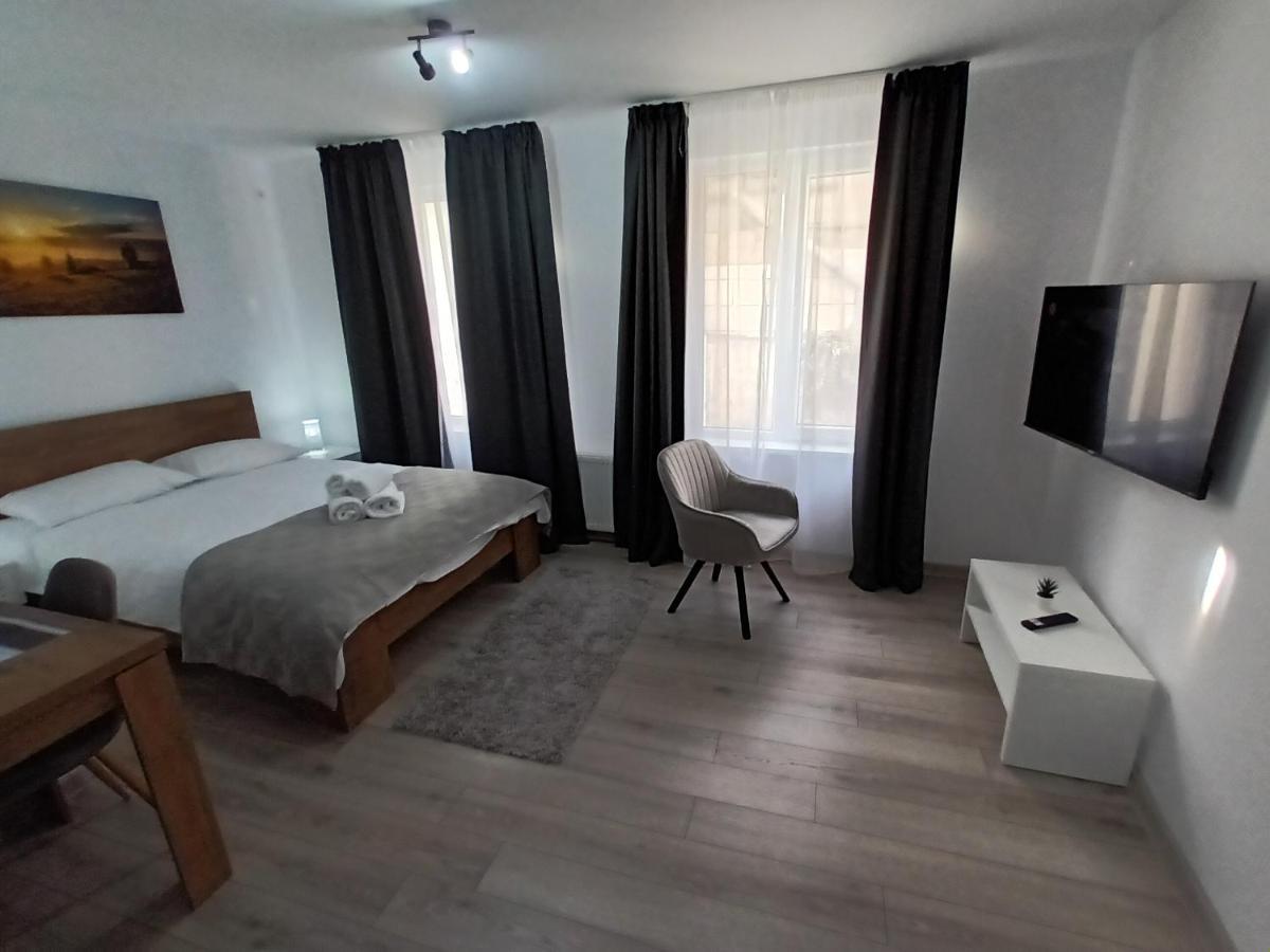 Old Town Studio Apartments บายามาเร ภายนอก รูปภาพ