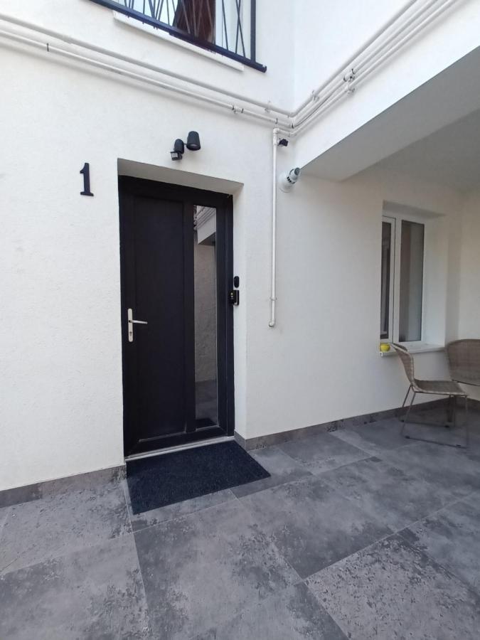 Old Town Studio Apartments บายามาเร ภายนอก รูปภาพ